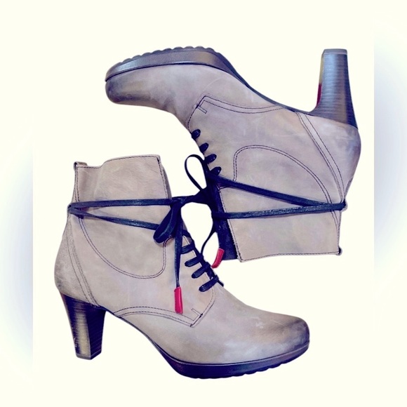 Tamari’s-👢Elegant Gray Leather Ankle Boots - Picture 4 of 6